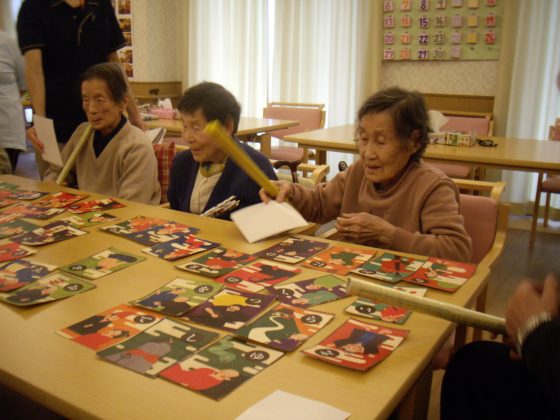 IMGP0764 - 皆さんと福笑い カルタ遊びをしました。