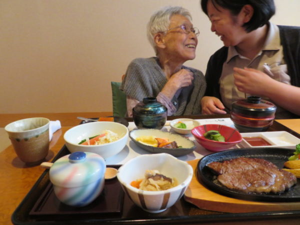 022 600x450 - お楽しみ昼食会