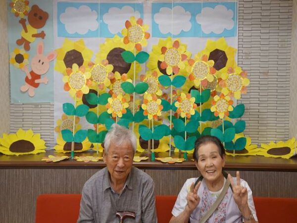 DSC05743 R 600x450 - 8月の壁面製作と記念撮影（ひまわり畑）