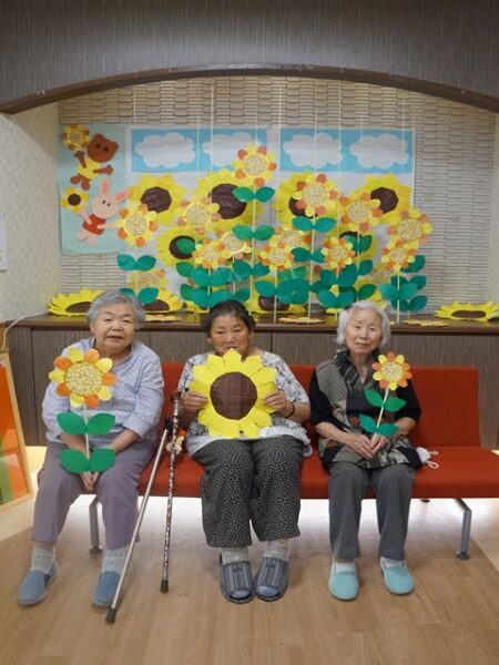 DSC05758 R 450x600 - 8月の壁面製作と記念撮影（ひまわり畑）