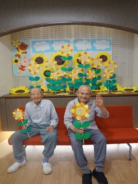 DSC05768 R 450x600 - 8月の壁面製作と記念撮影（ひまわり畑）