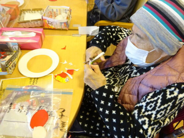 DSC02758 600x450 - 伊賀CHデイ ☆11月の手芸『サンタのリース』