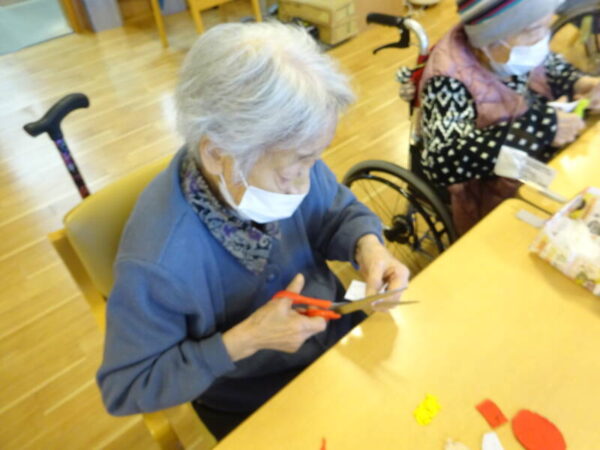 DSC02760 600x450 - 伊賀CHデイ ☆11月の手芸『サンタのリース』