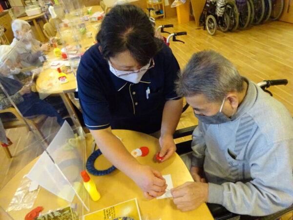 DSC02762 600x450 - 伊賀CHデイ ☆11月の手芸『サンタのリース』