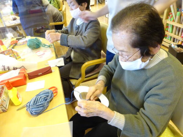 DSC02785 600x450 - 伊賀CHデイ ☆11月の手芸『サンタのリース』