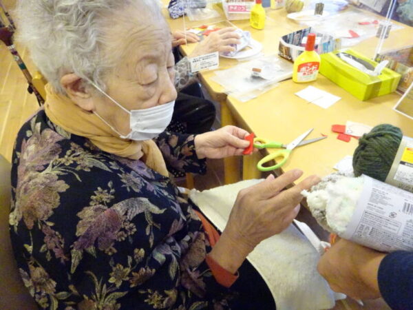 DSC02796 600x450 - 伊賀CHデイ ☆11月の手芸『サンタのリース』