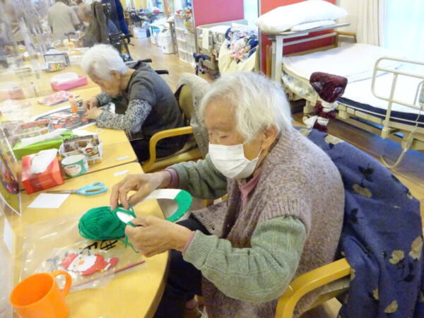 DSC02860 600x450 - 伊賀CHデイ ☆11月の手芸『サンタのリース』