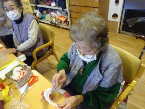 DSC02871 600x450 - 伊賀CHデイ ☆11月の手芸『サンタのリース』