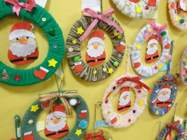 DSC02972 600x450 - 伊賀CHデイ ☆11月の手芸『サンタのリース』