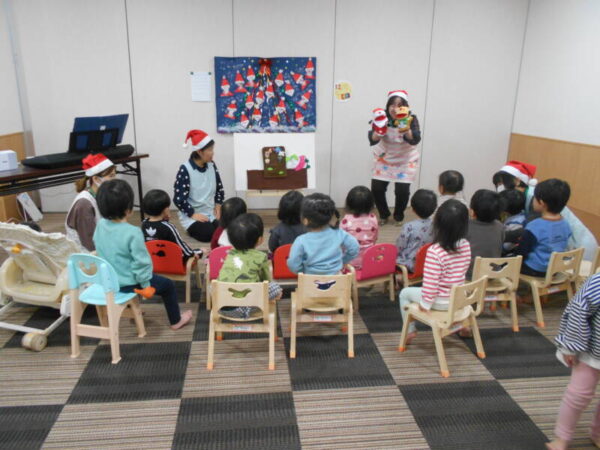 DSCN5926 600x450 - サンタが園にやってきた🎅🎵