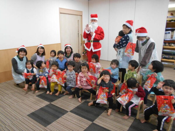 サンタが園にやってきた🎅🎵 DSCN5973 600x450 - サンタが園にやってきた🎅🎵