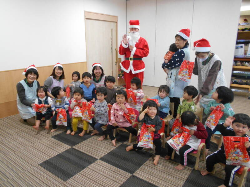 DSCN5973 800x600 - サンタが園にやってきた🎅🎵