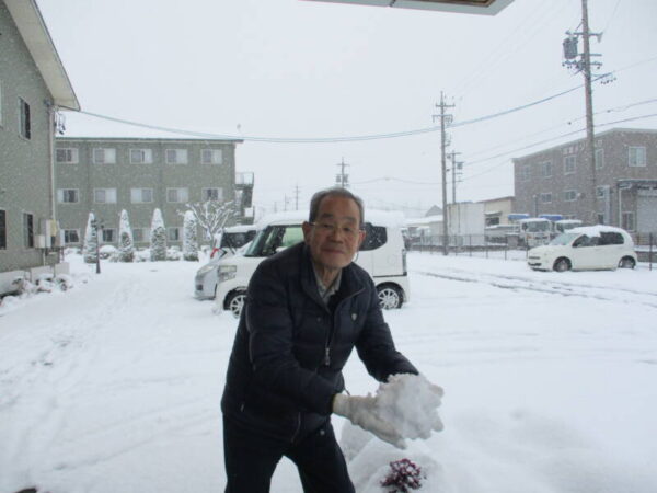 IMG 1554 600x450 - 何十年ぶりに雪だるまを作りました🎶💕