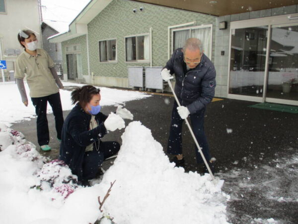 IMG 1560 600x450 - 何十年ぶりに雪だるまを作りました🎶💕