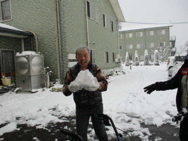 IMG 1579 600x450 - 何十年ぶりに雪だるまを作りました🎶💕