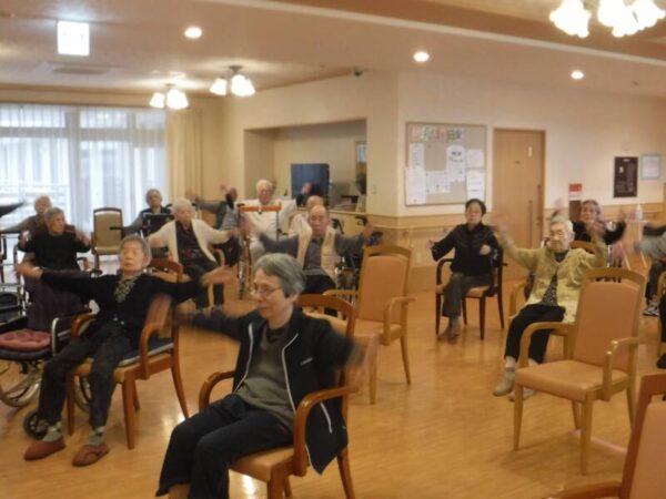 DSCF1518 600x450 - 元気に体操の時間です☆