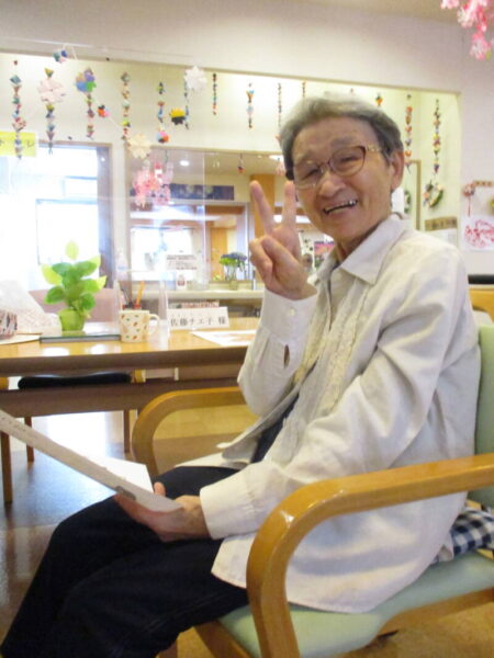 IMG 2156 450x600 - 利用者さんがハーモニカで吹いています。🎼🎵🌺