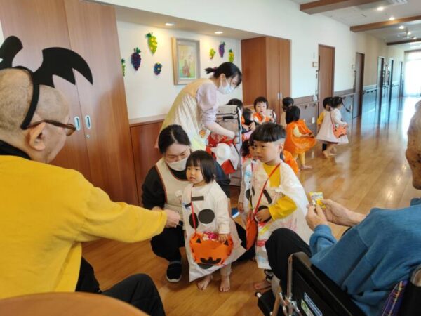 IMG 20231031 100325 600x450 - Crazy Party Day ～子ども達の訪問～