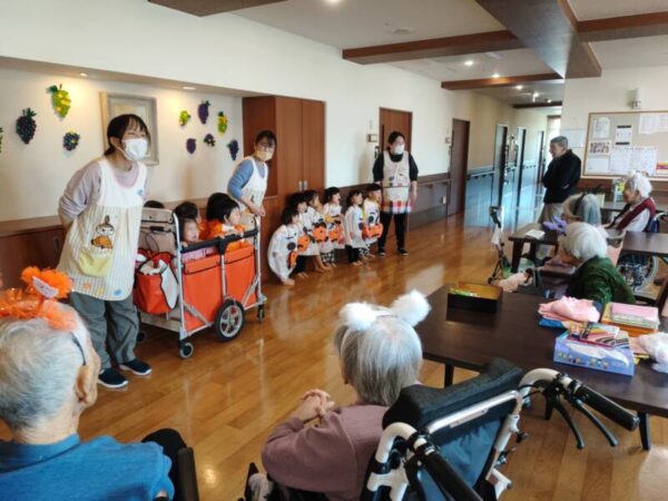 IMG 20231031 100606 600x450 - Crazy Party Day ～子ども達の訪問～