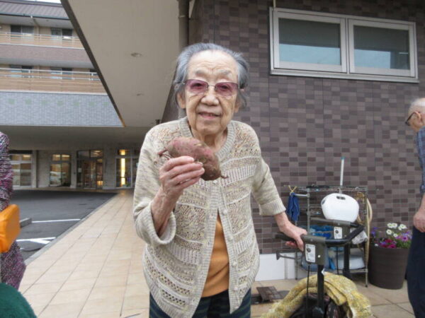 IMG 2015 600x450 - いもほり＆焼き芋パーティーを行いました！！