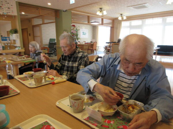 IMG 2714 1 600x450 - 2024年　鴻之台CHクリスマス会