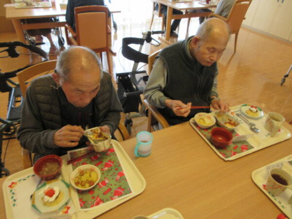 IMG 2715 1 600x450 - 2024年　鴻之台CHクリスマス会