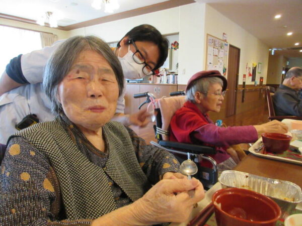 IMG 2739 1 600x450 - 2024年　鴻之台CHクリスマス会