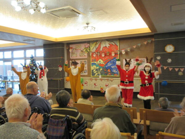 IMG 2770 1 600x450 - 2024年　鴻之台CHクリスマス会