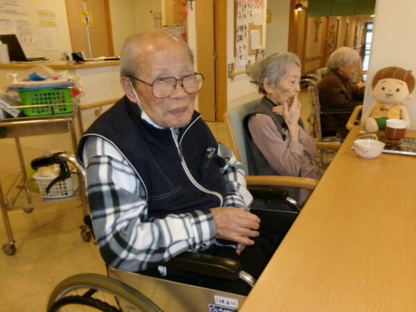 102 2433 600x450 - 1月お誕生日会🎂