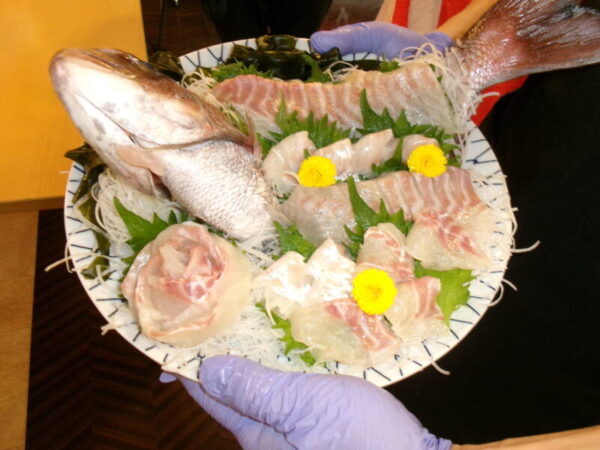 102 3026 600x450 - 鯛の姿造りショー🐡✨