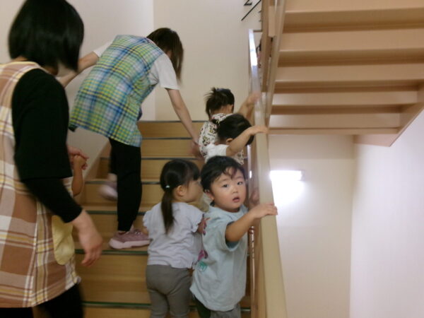 103 0944 600x450 - やる気保育園の園児たちと一緒🌷🌷