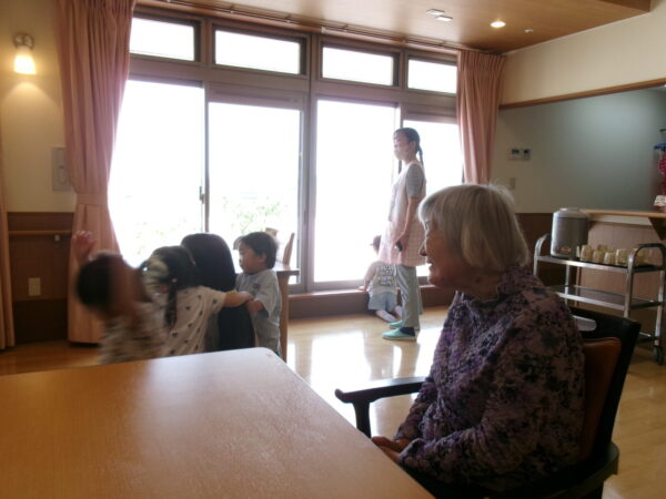 103 0950 600x450 - やる気保育園の園児たちと一緒🌷🌷