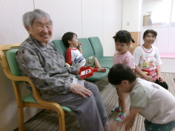 103 1019 600x450 - やる気保育園の園児たちと一緒🌷🌷