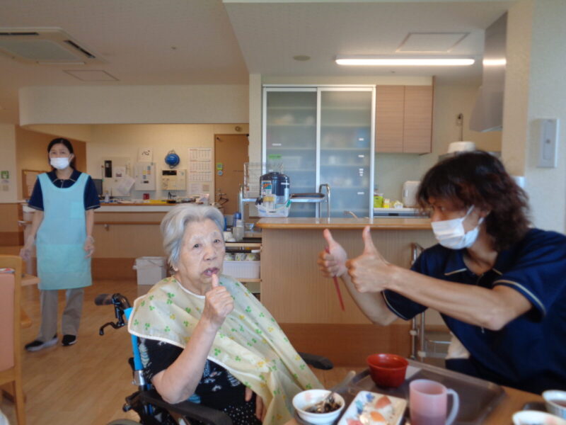 DSC07397 800x600 - 握りずし隊が今年も津ケアホームに来てくれました