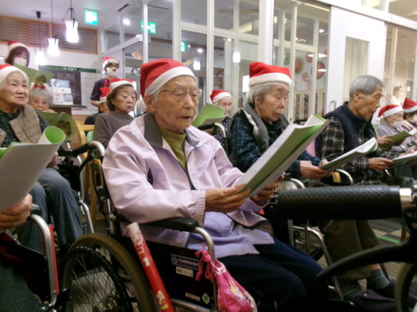 103 1798 600x450 - クリスマスコンサート後にサンタ登場