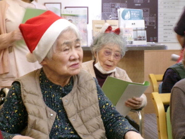 103 1805 600x450 - クリスマスコンサート後にサンタ登場