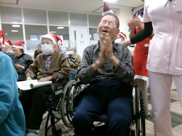 103 1814 600x450 - クリスマスコンサート後にサンタ登場