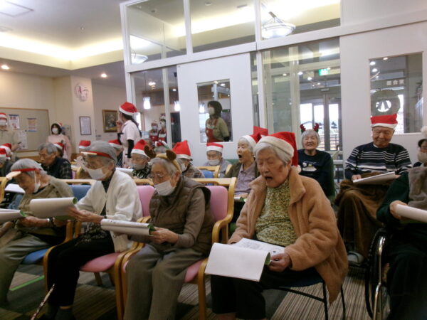 103 1835 600x450 - クリスマスコンサート後にサンタ登場