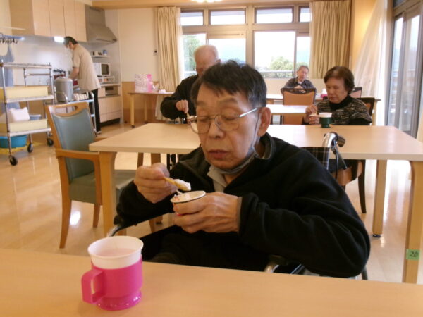 103 1847 600x450 - クリスマスコンサート後にサンタ登場