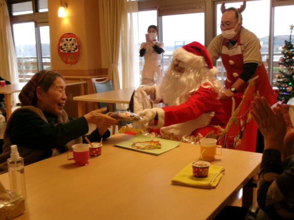 103 1853 600x450 - クリスマスコンサート後にサンタ登場