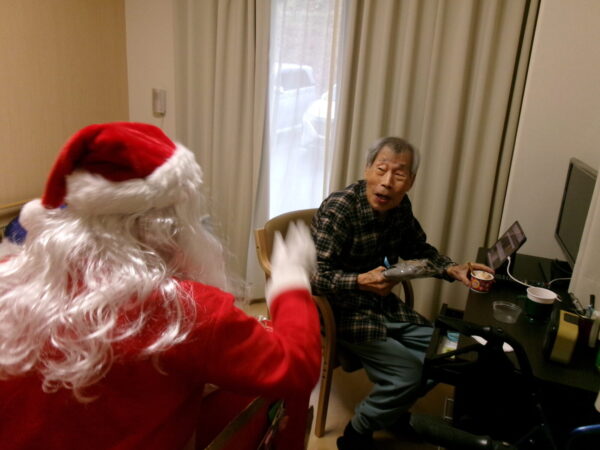 103 1860 600x450 - クリスマスコンサート後にサンタ登場