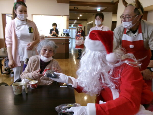 103 1866 600x450 - クリスマスコンサート後にサンタ登場
