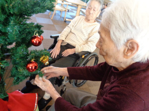 DSC07844 600x450 - 足湯をした後、クリスマスツリーを飾りました🎄