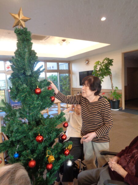 DSC07845 450x600 - 足湯をした後、クリスマスツリーを飾りました🎄