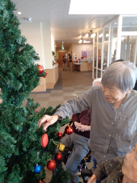 DSC07847 450x600 - 足湯をした後、クリスマスツリーを飾りました🎄