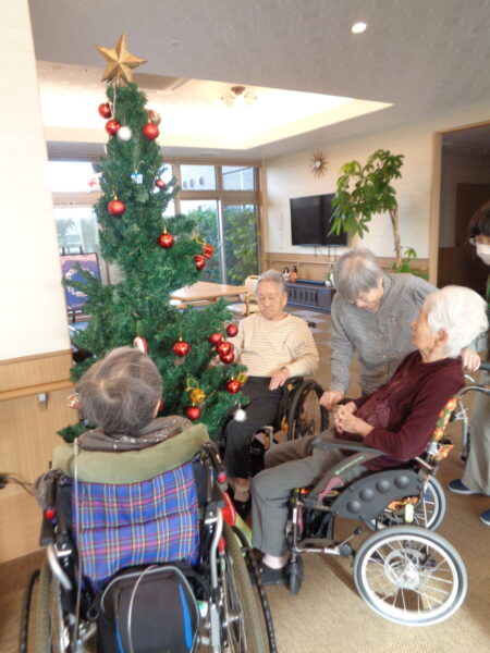 DSC07850 450x600 - 足湯をした後、クリスマスツリーを飾りました🎄