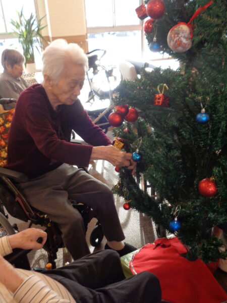 DSC07855 450x600 - 足湯をした後、クリスマスツリーを飾りました🎄