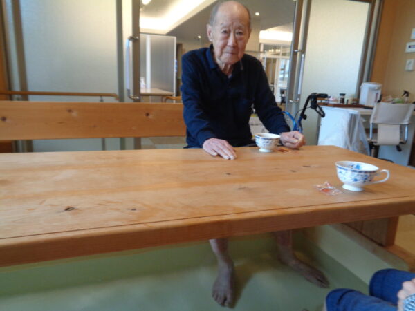 DSC07866 600x450 - 足湯をした後、クリスマスツリーを飾りました🎄