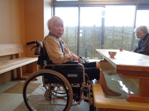 DSC07875 600x450 - 足湯をした後、クリスマスツリーを飾りました🎄