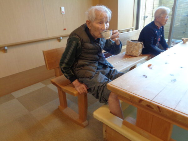 DSC07877 600x450 - 足湯をした後、クリスマスツリーを飾りました🎄